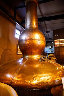 BUSHMILLS, IRELAND - 7 Temmuz 2019: Old Bushmills Damıtımevi, County Antrim, Kuzey İrlanda. Bushmills İrlanda viskisinin 1784 'ten beri damıtıldığı yer.