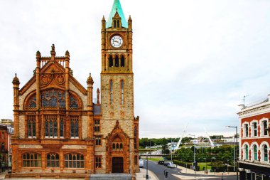 Derry, Kuzey İrlanda. Kuzey İrlanda, İngiltere 'deki Derry Londonderry şehir merkezinin hava görüntüsü. Bulutlu gökyüzü, şehir duvarları ve tarihi binalarla güneşli bir gün.