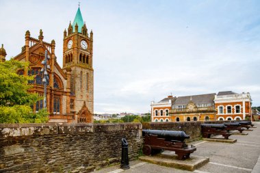 Derry, Kuzey İrlanda. Kuzey İrlanda, İngiltere 'deki Derry Londonderry şehir merkezinin hava görüntüsü. Bulutlu gökyüzü, şehir duvarları ve tarihi binalarla güneşli bir gün.