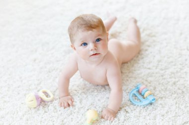 Renkli pastel, eski model çıngıraklı yılanla oynayan tatlı bir kız.