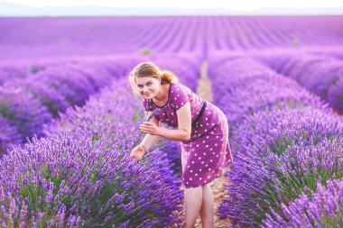 Lavanta tarlalarında romantik bir kadın Provence, Fransa 'da tatil yapıyor. Kız Valensole platosunda seyahat ediyor.