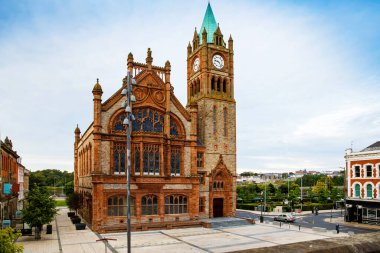Derry, Kuzey İrlanda. Kuzey İrlanda, İngiltere 'deki Derry Londonderry şehir merkezinin hava görüntüsü. Bulutlu gökyüzü, şehir duvarları ve tarihi binalarla güneşli bir gün.