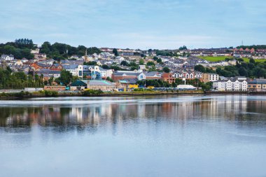 Derry, Kuzey İrlanda. Kuzey İrlanda, İngiltere 'deki Derry Londonderry şehir merkezinin hava görüntüsü. Bulutlu gökyüzü, şehir duvarları ve tarihi binalarla güneşli bir gün.