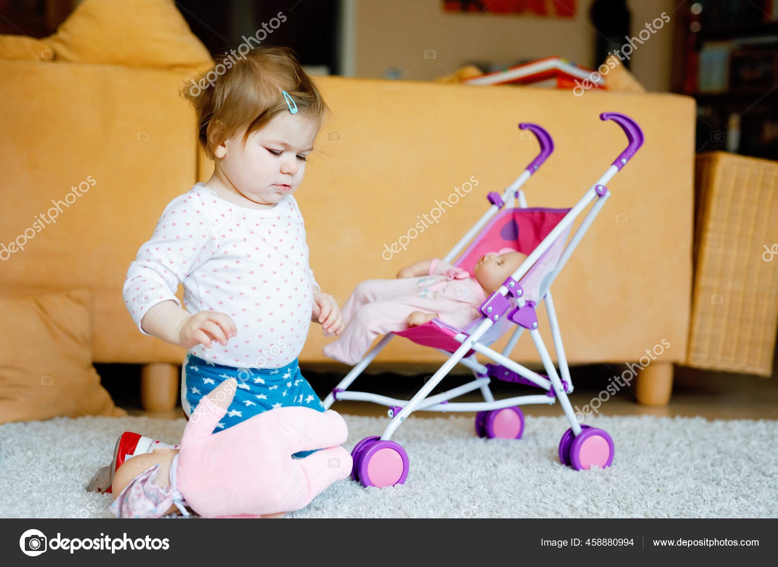 Mignon Adorable Bebe Fille Ramper Et Jouer Avec Chariot Poupee Beau Tout Petit Enfant Avec Poussette Avec Jouet A La Maison Enfant Heureux Avec Deux Poupees Image Libre De Droit Par Romrodinka C
