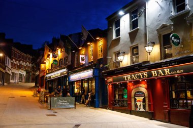 DERRY, Kuzey İrlanda - 7 Temmuz 2019: Derry, Kuzey İrlanda. Geceleri Kuzey İrlanda 'daki Derry Londonderry şehir merkezinin hava görüntüsü. Sokaklar, insanlar, İrlanda barları. Gece hayatı