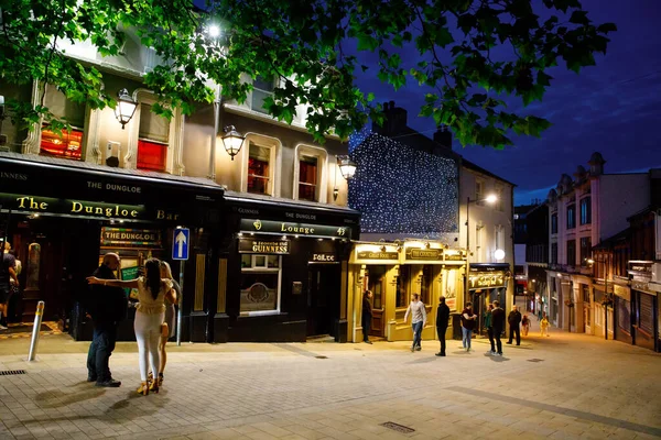 DERRY, NORDIRLAND - 7. Juli 2019: Derry, Nordirland. Luftaufnahme des Stadtzentrums von Derry Londonderry in Nordirland bei Nacht. Straßen, Menschen, irische Kneipen. Nachtleben — Stockfoto