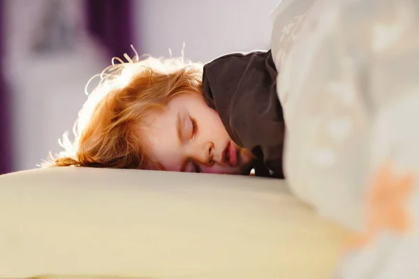 Little toddler child resting on say in parents bed. Adorable kid boy sleeping and dreaming. Peaceful and relaxed rest for children. — Stock Photo, Image