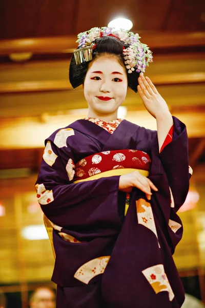 KYOTO, JAPAN - 2015 년 5 월 18 일 : Maiko apprenapprenapprenshowing Japanese traditional dance. 마이코는 게이샤 견습생이야. 마이 코스는 노래를 연주하고, 오자 시키 에서 샤미센을 연주하거나 방문객들을 위한 악기를 연주 한다. — 스톡 사진