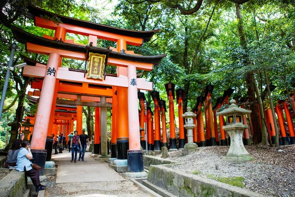 KYOTO, JAPÓN - 18 de mayo de 2015: Santuario de Fushimi Inari Taisha en Kyoto, Japón, con hermosa puerta roja y jardín japonés. Puertas rojas de Torii en el santuario Inari de Fushimi en Kyoto, Japón. —  Fotos de Stock