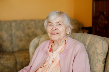 90 yıldır evde oturan son sınıf öğrencisi. İçerideki mutlu yaşlı kadının portresi.