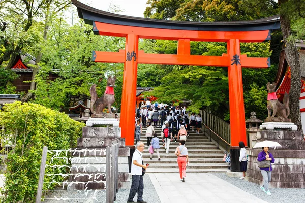 KYOTO, JAPÓN - 18 de mayo de 2015: Santuario de Fushimi Inari Taisha en Kyoto, Japón, con hermosa puerta roja y jardín japonés. Puertas rojas de Torii en el santuario Inari de Fushimi en Kyoto, Japón. —  Fotos de Stock