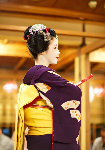 KYOTO, JAPÓN - 18 de mayo de 2015: Aprendiz de Maiko mostrando danza tradicional japonesa. Maiko es una geisha aprendiz. Maikos interpretando canciones, tocando shamisen o instrumentos para los visitantes en ozashiki. — Foto de Stock
