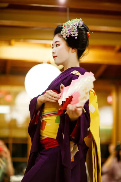 KYOTO, JAPÃO - 18 de maio de 2015: Aprendiz de Maiko mostrando dança tradicional japonesa. Maiko é uma gueixa aprendiz. Maikos cantando músicas, tocando shamisen ou instrumentos para visitantes em ozashiki. — Fotografia de Stock