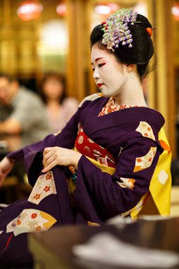 KYOTO, JAPONYA - 18 Mayıs 2015: Japon geleneksel dansını gösteren Maiko çırağı. Çırak geyşa. Maikos ozashiki 'de ziyaretçilere shamisen çalıyor. Resmi bir olay değil.
