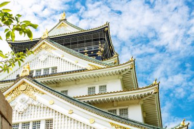 Güneşli bir yaz gününde Japonya 'da güzel bir Osaka kalesi. Ünlü şato, turistlerin ve turistlerin ilgi odağı. Japon kültürü. Kale Japonların en ünlü simgelerinden biridir..