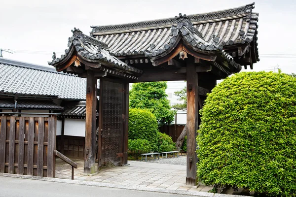Fushimi Inari Taisha Svatyně v Kjótu, Japonsko s krásnou červenou bránou a japonskou zahradou. Red Torii brány ve Fushimi Inari svatyně v Kjótu, Japonsko. — Stock fotografie