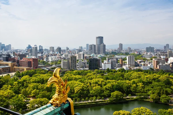 Vy uppifrån på Osaka stad med skyline med skyskrapor, motorvägar och parker från toppen av Osaka slott i Japan. Det är huvudstad i Osaka prefektur — Stockfoto