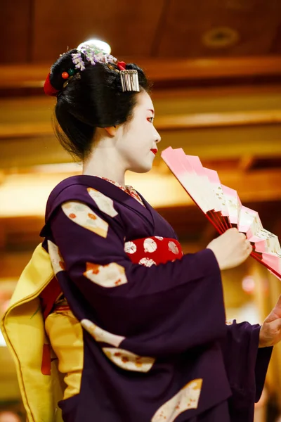 KYOTO, JAPÃO - 18 de maio de 2015: Aprendiz de Maiko mostrando dança tradicional japonesa. Gueixa aprendiz. Maikos cantando músicas, tocando shamisen para os visitantes em ozashiki. Evento não oficial. — Fotografia de Stock