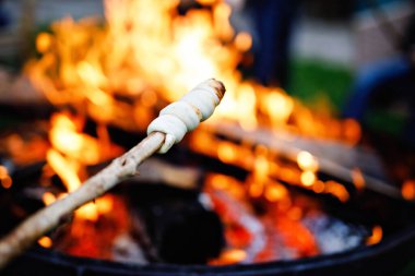 Ekmeği şişte bükmek ya da ateşte kızartılmış sopa yapmak. Almanya 'da Stockbrot adında popüler bir parti ve barbekü kampı yemeği. Çocuklar için eğlence. Sağlıklı çerez