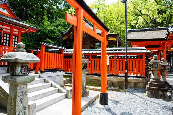 Santuario Fushimi Inari Taisha en Kyoto, Japón con hermosa puerta roja y jardín japonés. Puertas rojas de Torii en el santuario Inari de Fushimi en Kyoto, Japón. —  Fotos de Stock