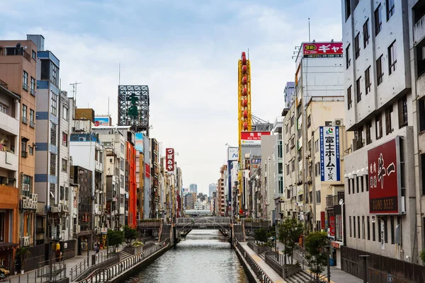 OSAKA, JAPAN - 18. května 2015: Dotonbori je populární zábavní oblast v japonském Ósace. vyznačující se excentrickou atmosférou a velkými osvětlenými tabulemi — Stock fotografie