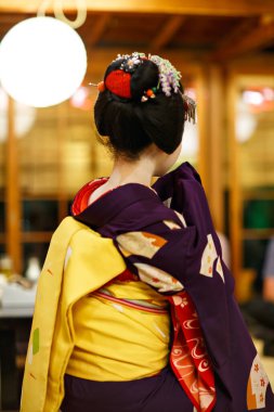 Maiko çırağı Japon geleneksel dansını gösteriyor. Maiko bir çırak geyşa. Maikos ozashiki 'deki ziyaretçiler için şarkı söylüyor, shamisen çalıyor veya enstrümanlar çalıyor.