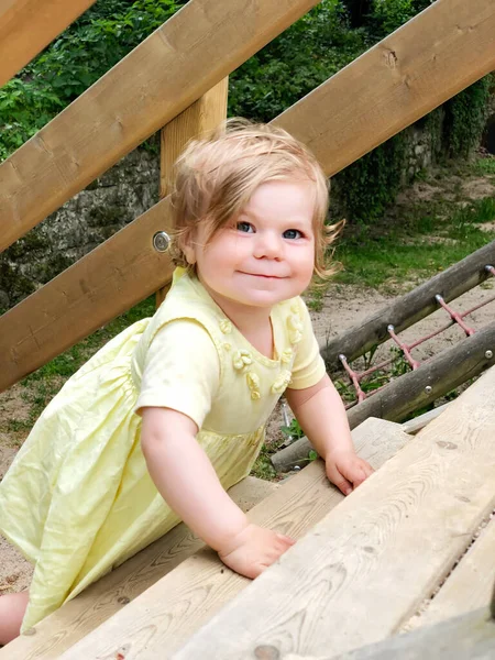 Retrato de la niña sonriente feliz al aire libre. Niño pequeño con cabellos rubios mirando y sonriendo a la cámara. Feliz niño sano disfrutar de la actividad al aire libre y jugar. —  Fotos de Stock