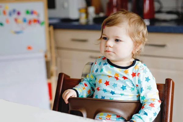 Jolie belle petite fille à la maison ou en pépinière, à l'intérieur. Heureux enfant en bas âge en bonne santé assis à la table. — Photo