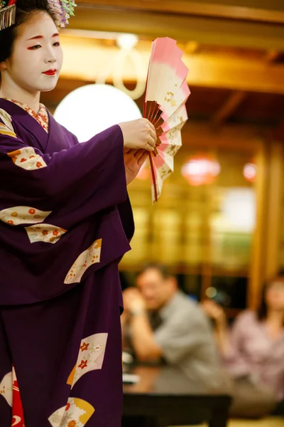 KYOTO, JAPAN - 18. Mai 2015: Maiko-Lehrling zeigt traditionellen japanischen Tanz. Maiko ist Geisha-Lehrling. Maikos spielen Lieder, Shamisen oder Instrumente für Besucher auf Ozashiki. — Stockfoto