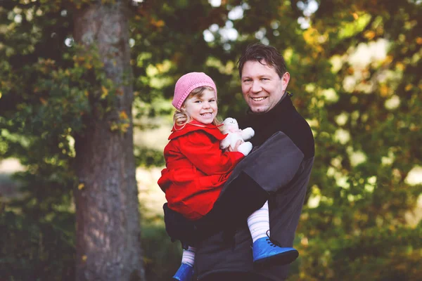 Happy young father having fun cute toddler daughter, family portrait together. Middle-aged Man with beautiful baby girl in autumn forest or park. Dad with little child outdoors, hugging. Love, bonding — Stock Photo, Image