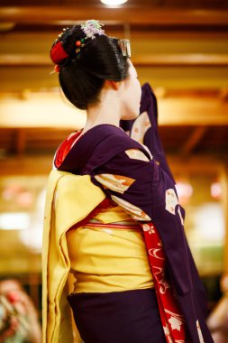 Maiko çırağı Japon geleneksel dansını gösteriyor. Maiko bir çırak geyşa. Maikos ozashiki 'deki ziyaretçiler için şarkı söylüyor, shamisen çalıyor veya enstrümanlar çalıyor.