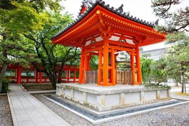 Japonya, Kyoto 'daki Fushimi Inari Taisha Tapınağı. Güzel kırmızı kapısı ve Japon bahçesi var. Japonya, Kyoto 'daki Fushimi Inari türbesindeki kırmızı Torii kapıları.