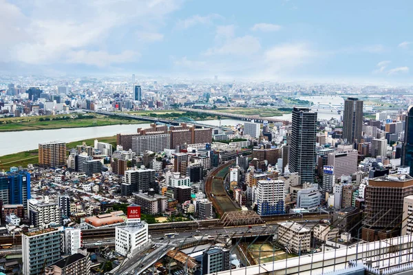 OSAKA, JAPONSKO - 18. května 2015: Pohled shora na město Ósaka se siluetou se světlíky, dálnicemi a parky z vrcholu japonského hradu Ósaka. Je to hlavní město prefektury Ósaka. — Stock fotografie