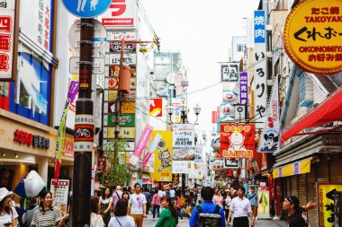 OSAKA, Japonya - 18 Mayıs 2015: Dotonbori, Japonya 'nın Osaka şehrinde popüler bir eğlence alanıdır. Eksantrik atmosferi ve büyük ışıklı tabelalarıyla karakterize edilir.