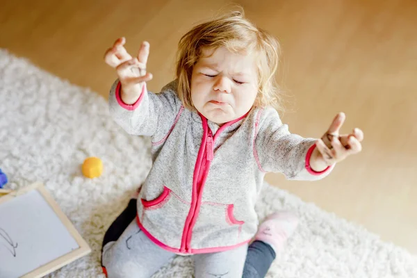 Ağlayan küçük kız keçeli kalemle resim yapmayı öğreniyor. Ellerine ve kıyafetlerine resim çizen küçük bir bebek. Öfkeli çocuk histerik krizde ebeveynler kızına kirli eller için kızıyor.. — Stok fotoğraf