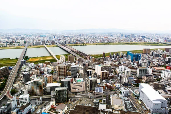 OSAKA, JAPÃO - 18 de maio de 2015: Vista de cima na cidade de Osaka com horizonte com arranha-céus, rodovias e parques do topo do castelo de Osaka, no Japão. É a capital da província de Osaka. — Fotografia de Stock