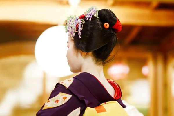 Maiko çırağı Japon geleneksel dansını gösteriyor. Maiko bir çırak geyşa. Maikos ozashiki 'deki ziyaretçiler için şarkı söylüyor, shamisen çalıyor veya enstrümanlar çalıyor. — Stok fotoğraf