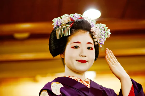KYOTO, JAPAN - 2015 년 5 월 18 일 : Maiko apprenapprenapprenshowing Japanese traditional dance. 마이코는 게이샤 견습생이야. 마이 코스는 노래를 연주하고, 오자 시키 에서 샤미센을 연주하거나 방문객들을 위한 악기를 연주 한다. — 스톡 사진