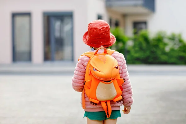かわいい就学前の女の子が学校に遊びに行く。健康な幼児の子供は保育園や幼稚園に歩いてください。街の通りのバックパックを持つ幸せな子供、屋外. — ストック写真