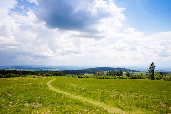 Paisagem sobre Hoherodskopf, região vulcânica de Hesse, Alemanha. No dia quente ensolarado nublado do verão, prados, colinas, campos e florestas. — Fotografia de Stock