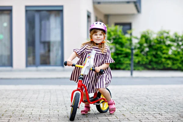 Kleines Kleinkind läuft an einem Sommertag mit Laufrad. Happy Child Autofahren, Radfahren mit dem Fahrrad, Outdoor-Aktivitäten. Glück, Kindheit — Stockfoto