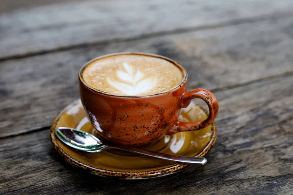 Tasse de café blanc plat sur une table en bois dans un café ou un restaurant extérieur. Style rustique. — Photo