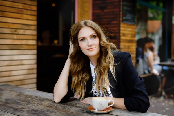 Jovem empresária bebendo cappuccino e café. Feliz mulher sozinha no café ou restaurante ao ar livre no dia ensolarado de verão, pausa para o almoço entre as reuniões. — Fotografia de Stock