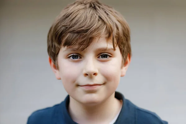 Portrait d'un écolier. Belle enfant heureuse regardant la caméra. Un écolier souriant. Concept d'éducation. — Photo