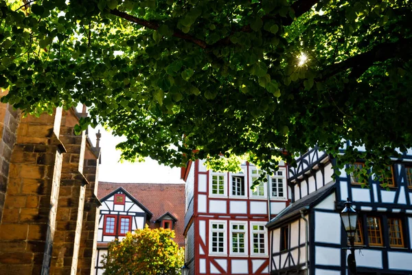 Cityscape of the German city of Marburg with historical townhall and market place. Details of Marburg an der Lahn, Hesse, with traditional houses called Fachwerk — Stock Photo, Image