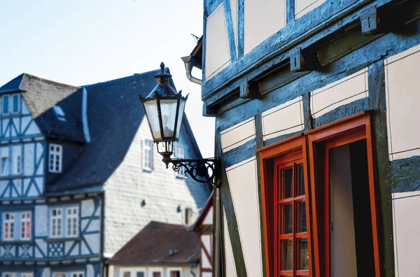 Cityscape da cidade alemã de Marburg com câmara histórica e mercado. Detalhes de Marburg an der Lahn, Hesse, com casas tradicionais chamadas Fachwerk — Fotografia de Stock