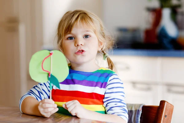 Bambina che fa mele artigianali con carta, pompon colorati e colla durante la pandemia coronavirus malattia da quarantena. Felice bambino creativo, scuola materna e assistenza domiciliare con i genitori — Foto Stock