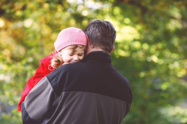 Mutlu genç baba, küçük kızıyla eğleniyor, aile portresi çiziyor. Sonbahar ormanında ya da parkta güzel bir kızı olan orta yaşlı bir adam. Baba ve küçük çocuk dışarıda, kucaklaşıyorlar. Aşk, bağlanma