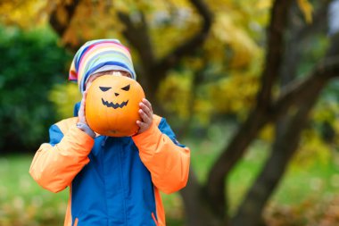 Cadılar bayramı balkabağı feneriyle mutlu, küçük çocuk.