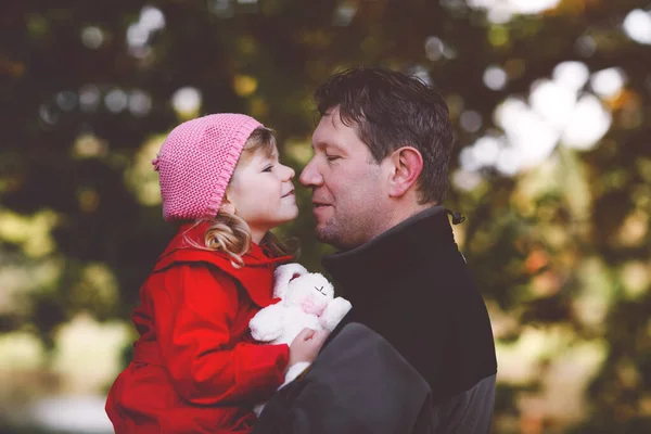 Glad ung far har roligt söt småbarn dotter, familj porträtt tillsammans. Medelålders man med vacker liten flicka i höst skog eller park. Pappa med barn utomhus, kramas. Kärlek, band — Stockfoto